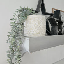 Load image into Gallery viewer, Daisy Embossed Pot