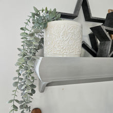 Load image into Gallery viewer, Daisy Embossed Pot