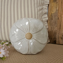 Load image into Gallery viewer, Daisy Vase
