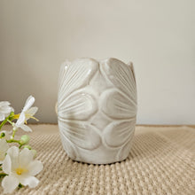 Load image into Gallery viewer, Daisy Pot

