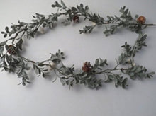 Load image into Gallery viewer, White Berries &amp; Pinecone Garland
