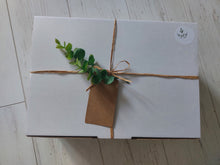 Load image into Gallery viewer, Hamper Gift Box
